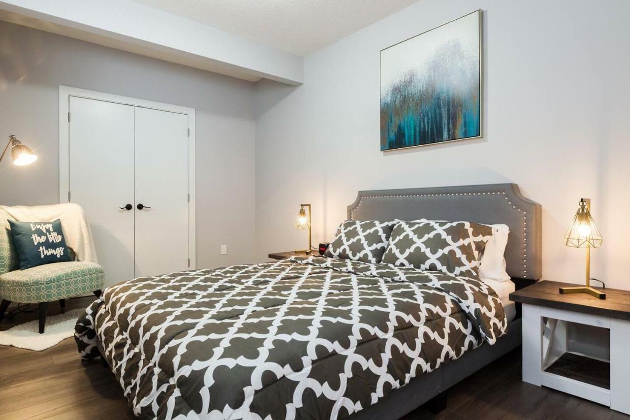 Modern Executive Suite I Complimentary Netflix & Parking! Edmonton Ngoại thất bức ảnh