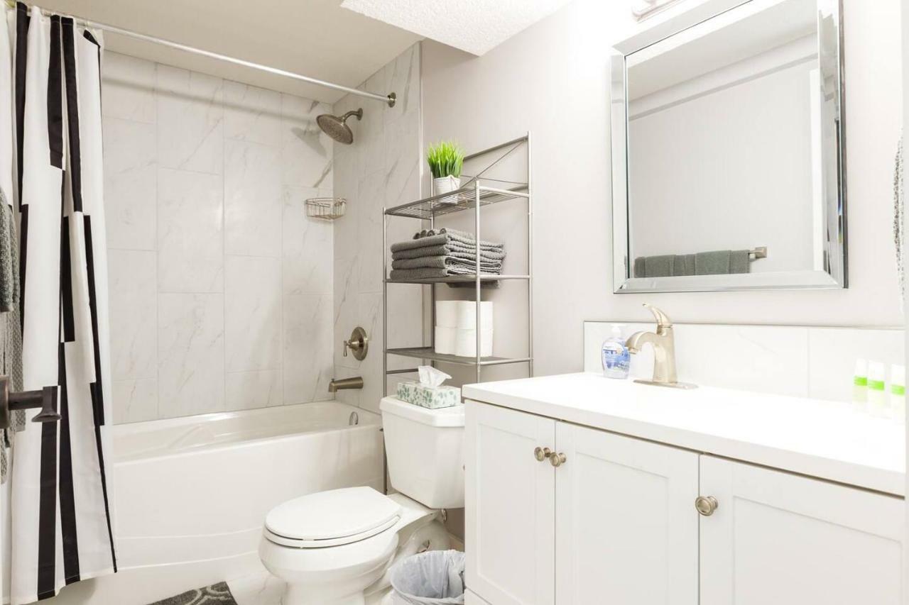 Modern Executive Suite I Complimentary Netflix & Parking! Edmonton Ngoại thất bức ảnh