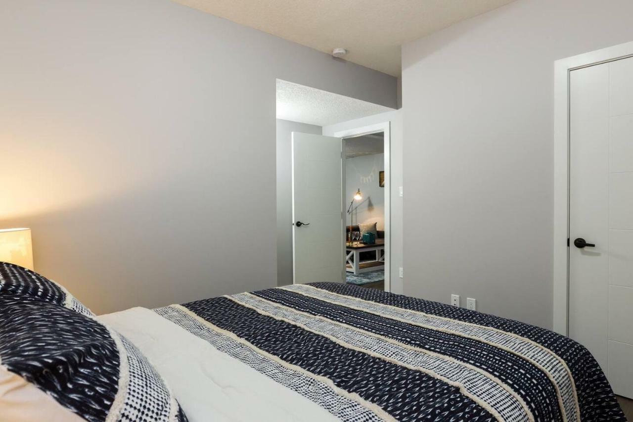 Modern Executive Suite I Complimentary Netflix & Parking! Edmonton Ngoại thất bức ảnh