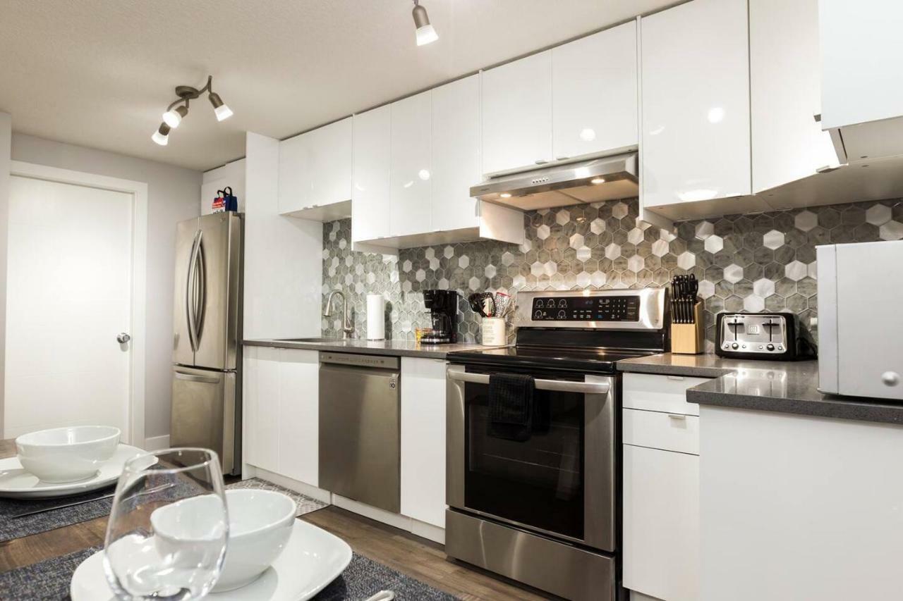 Modern Executive Suite I Complimentary Netflix & Parking! Edmonton Ngoại thất bức ảnh