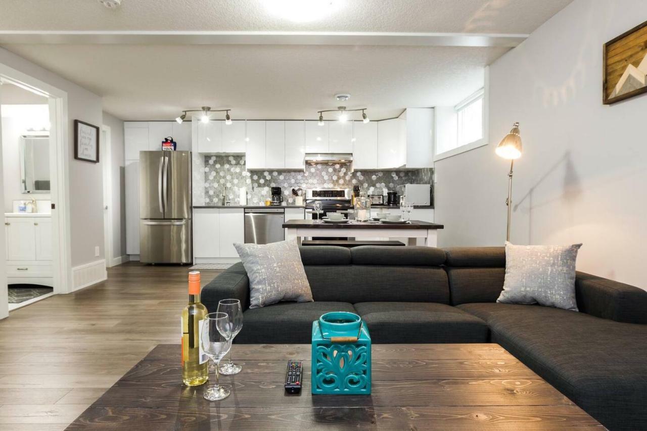 Modern Executive Suite I Complimentary Netflix & Parking! Edmonton Ngoại thất bức ảnh